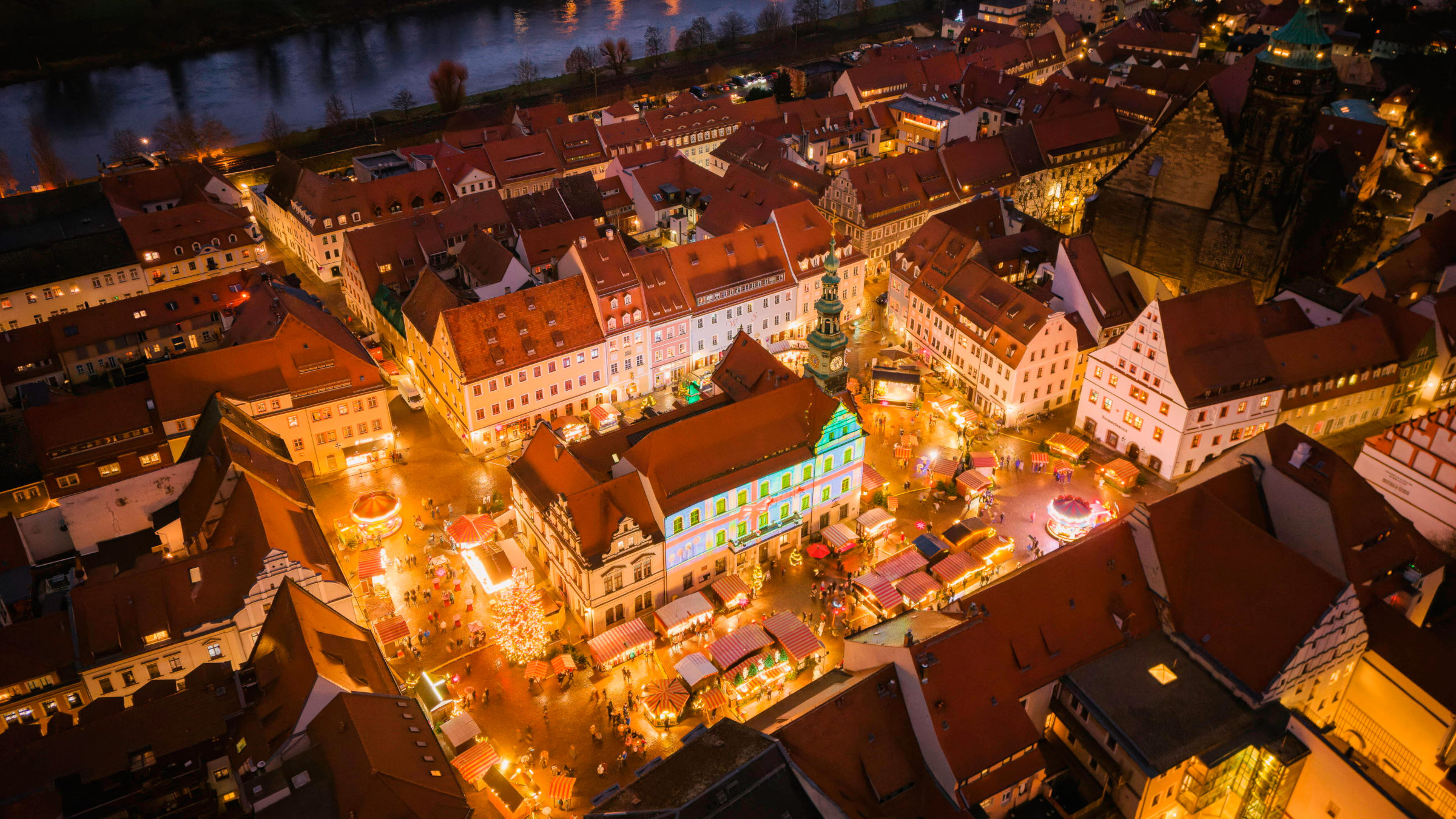 Weihnachtsmarkt Canalettomarkt in Pirna auf dem Marktplatz an Rathaus und Marienkirche.